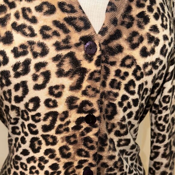 Chico’s Leopard Print Soft Cardigan Size 1= Medium - Picture 4 of 10